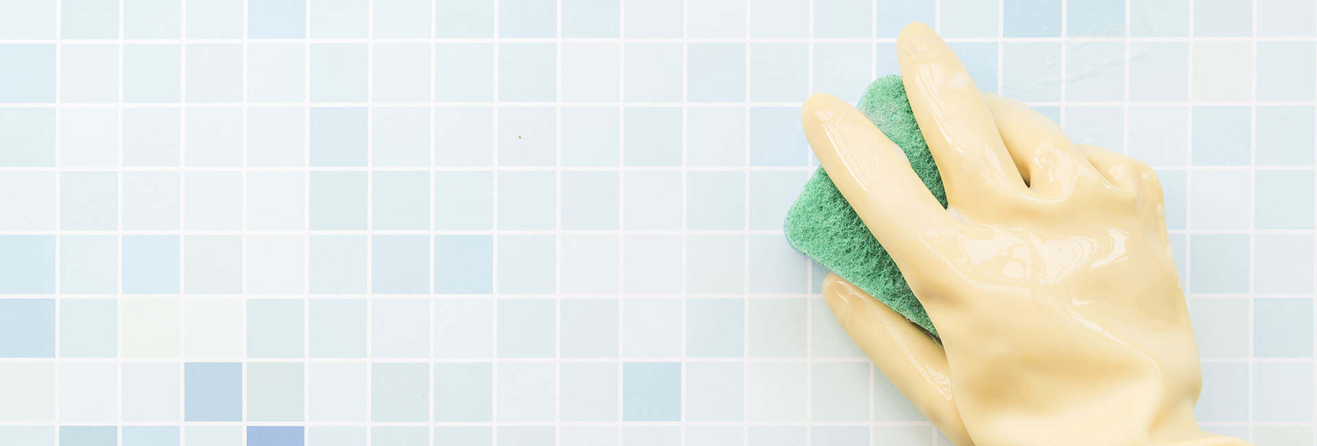 Bathtroom tiles cleaning – near bathtub Bathtroom tiles cleaning - near bathtub