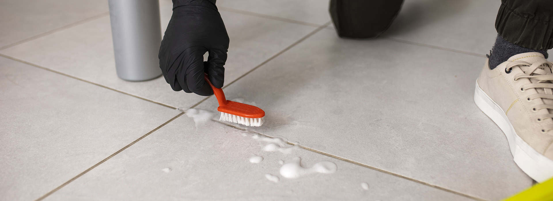 Cleanging grout in the bathroom Cleanging grout in the bathroom