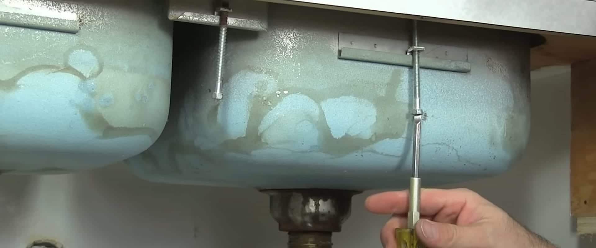 Loosen the screw of Sink’s Mounting Clips Loosen the screw of Sink’s Mounting Clips