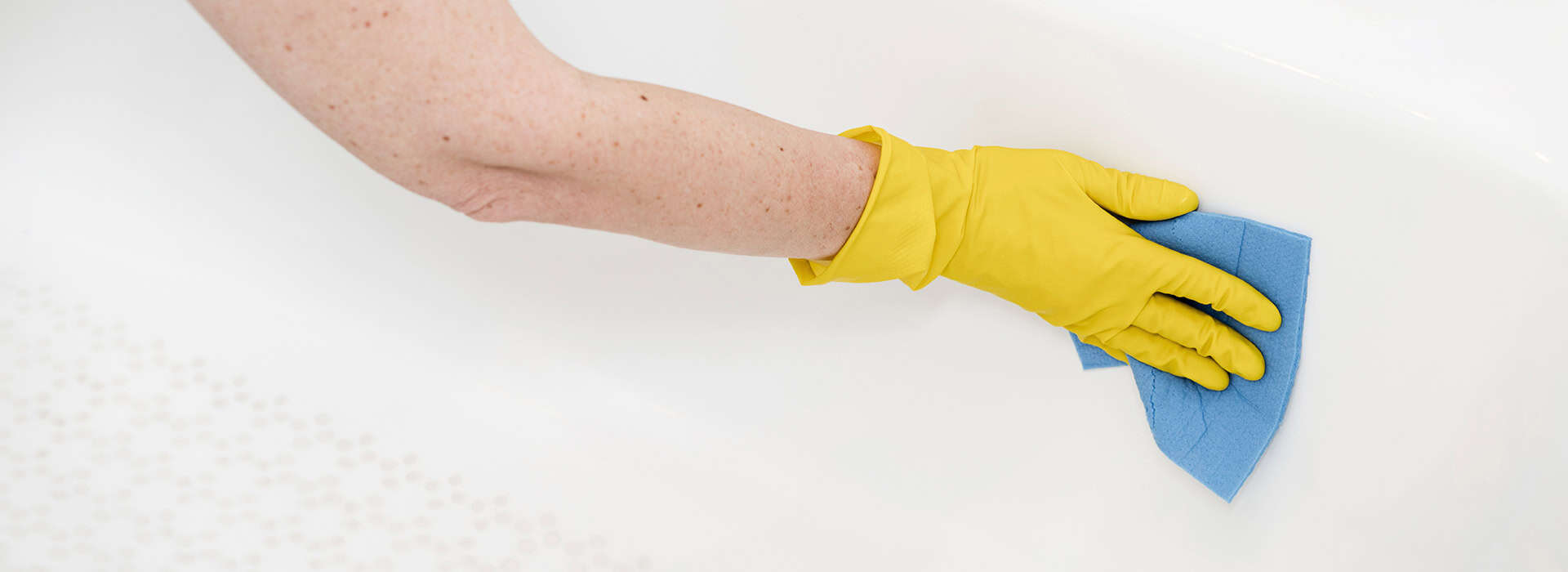 Wipe bathtub for Shine after cleaning it Wipe bathtub for Shine after cleaning it