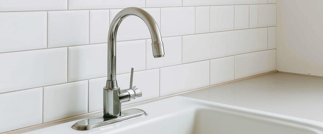 Bathroom faucet with deck plate in chrome Bathroom faucet with deck plate in chrome