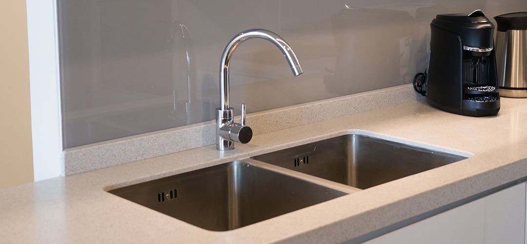Dual bowl kitchn undermount sink