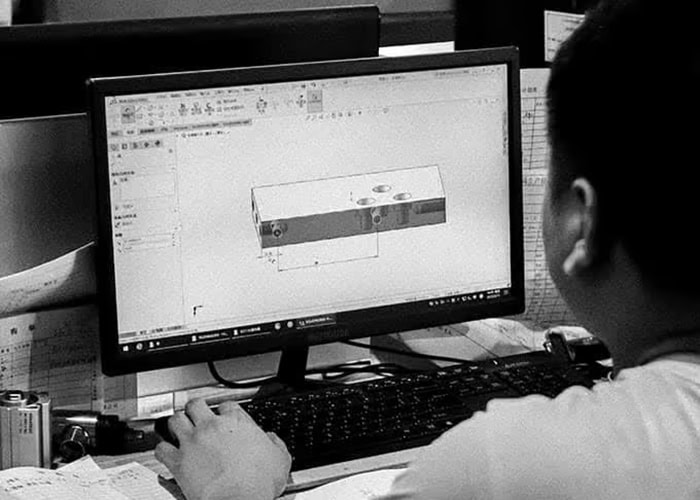 Luxuryhome’s designer is drawing a shower product Luxuryhome's designer is drawing a shower product