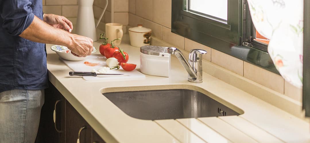 Space-saving undermount kitchen sink