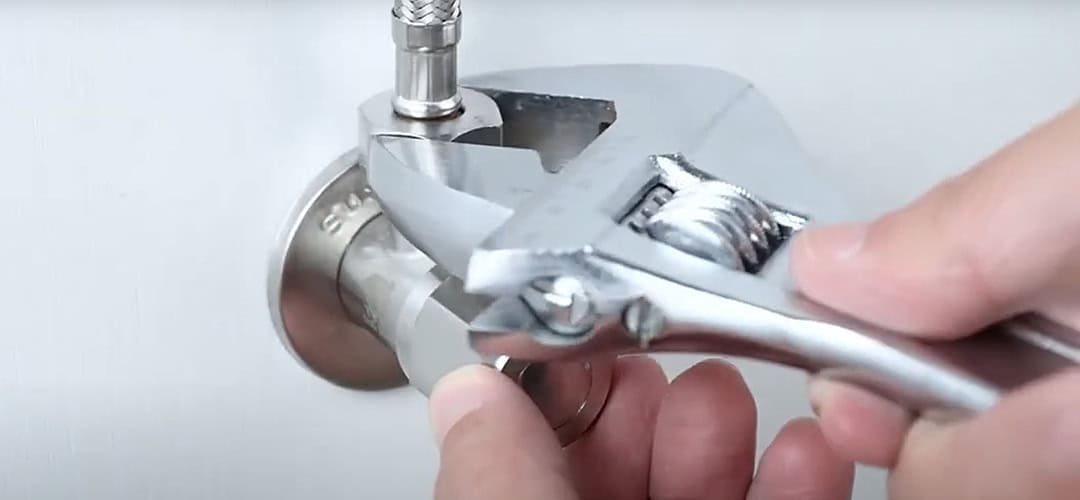 Tighten the water supply pipe of the faucet with a wrench