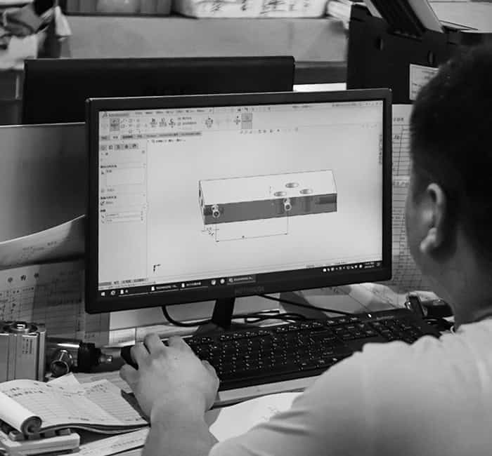 Inżynier rysuje na komputerze nowy kształt kranu
